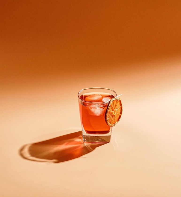 Cóctel tipo negroni con naranja deshidratada