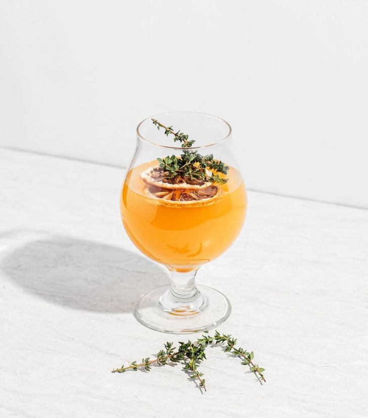 Cóctel cítrico con tomillo y naranja deshidratada